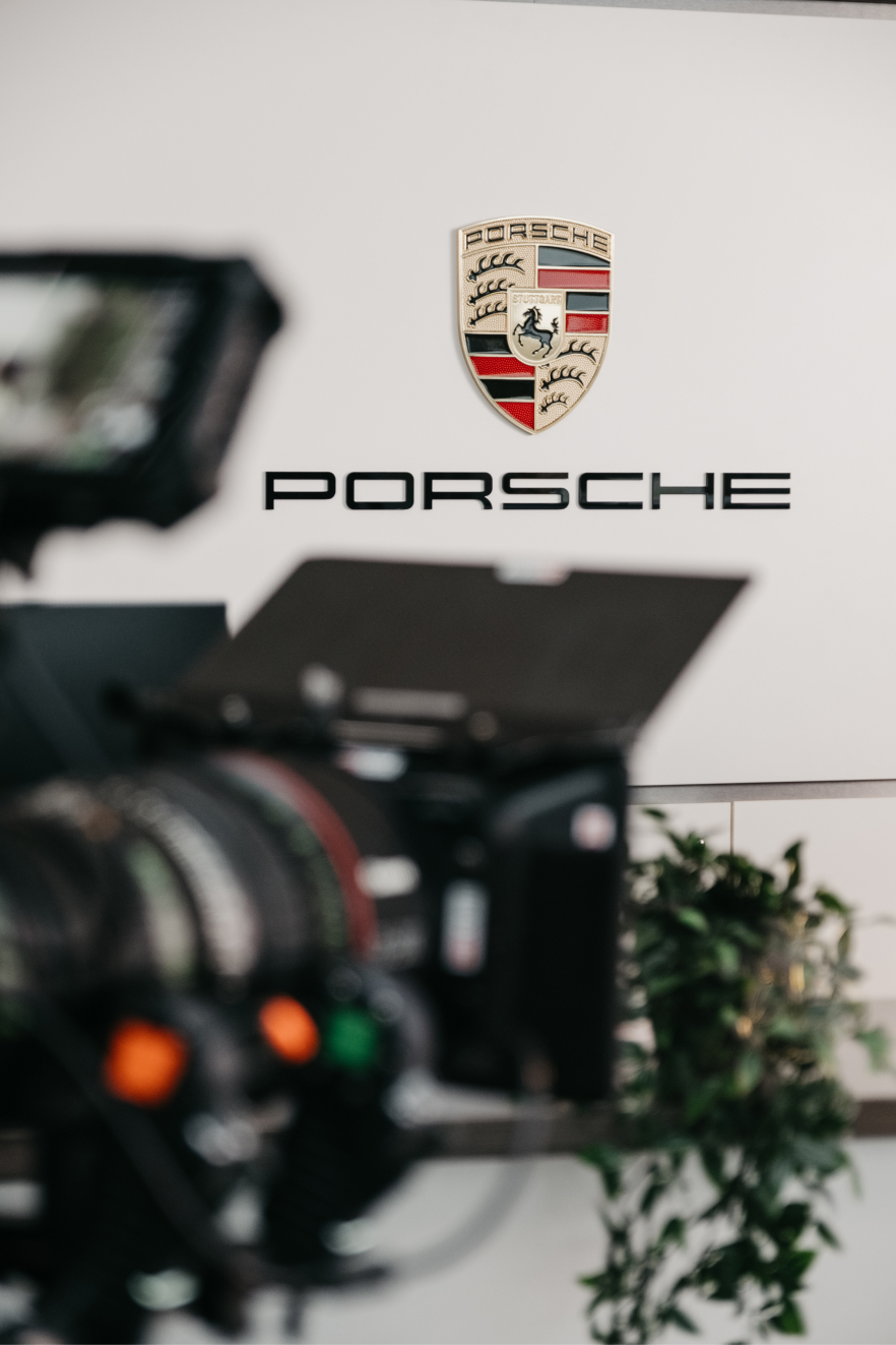 BTS Foto von einer Videoproduktion im Porschezentrum Pforzheim